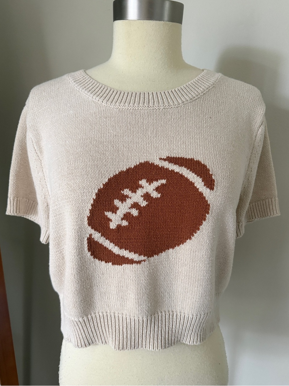 Le Lis Cream Short-Sleeve Crewneck Sweater with Rust Football Motif